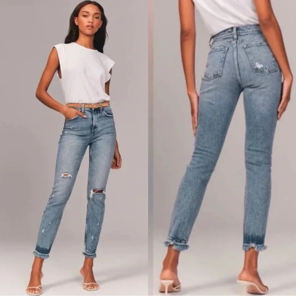 Abercrombie & Fitch Light Wash Distressed Mom High Rise Jeans Size‎ 31/12